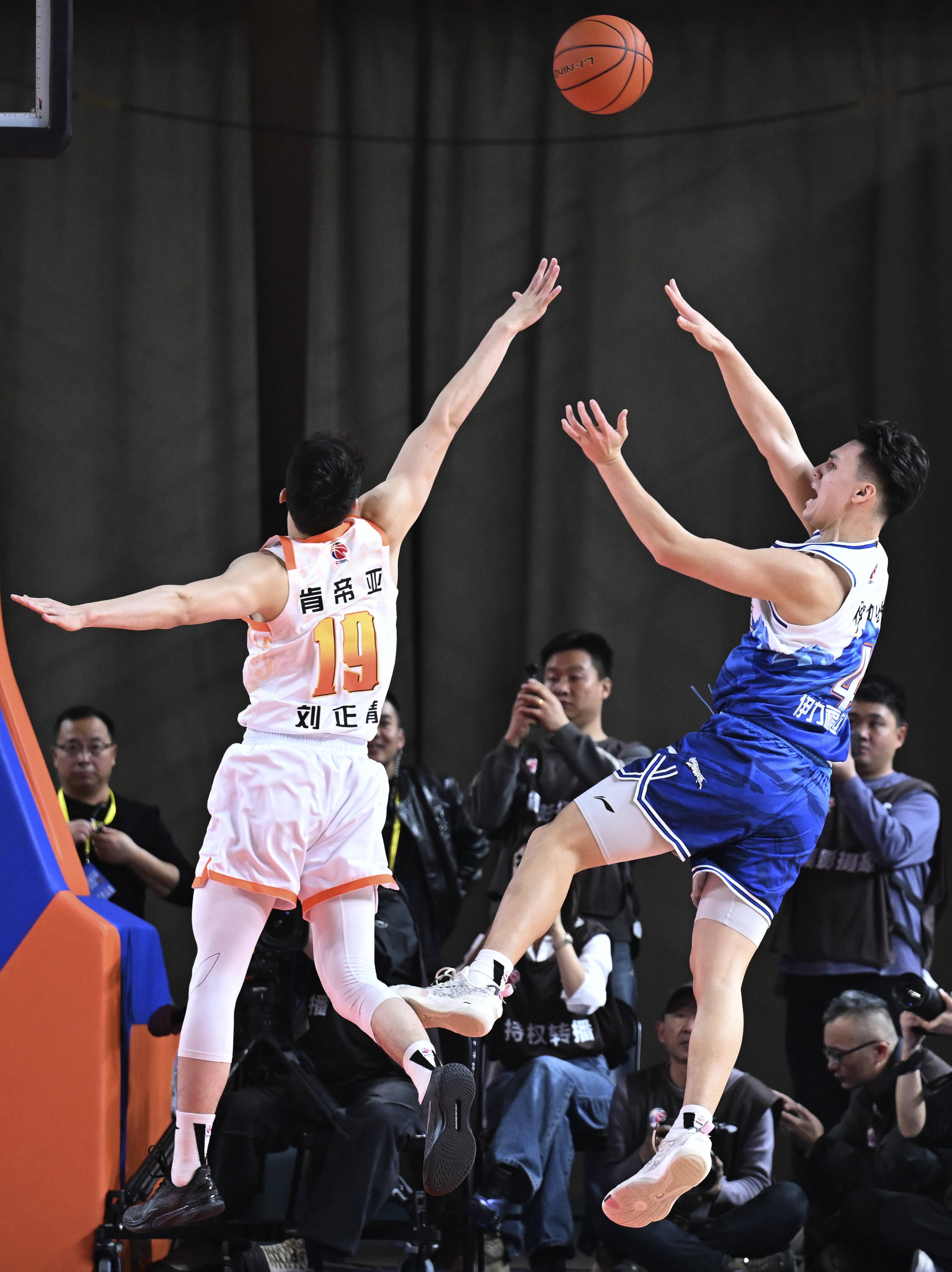 从丹佛掘金围绕欧篮联防线松动到今晚金州勇士篮板制胜，那不勒斯内部沟通备战CBA常规赛的简单介绍
